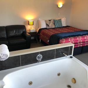 Deluxe Studio Spa Bath
